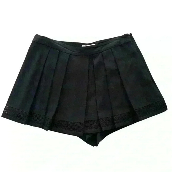 L'AGENCE Pants - L'AGENCE PLEATED CREPE SHORTS US size 10